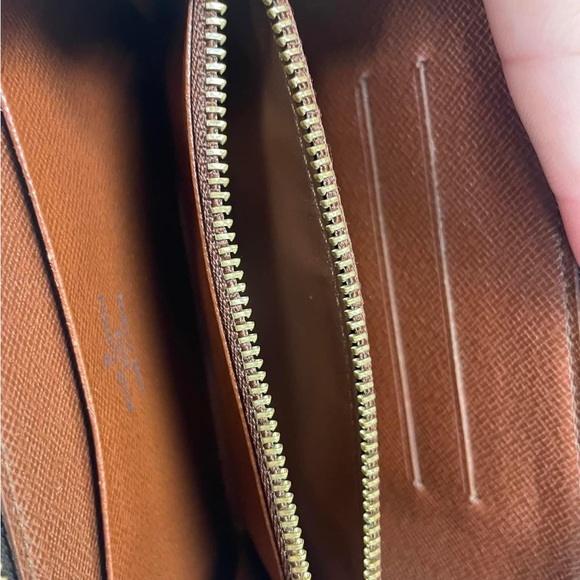 Sold‼️Authentic LV Mono Zippy Wallet💕
Giftable condition🎁 - Picture 10 of 16